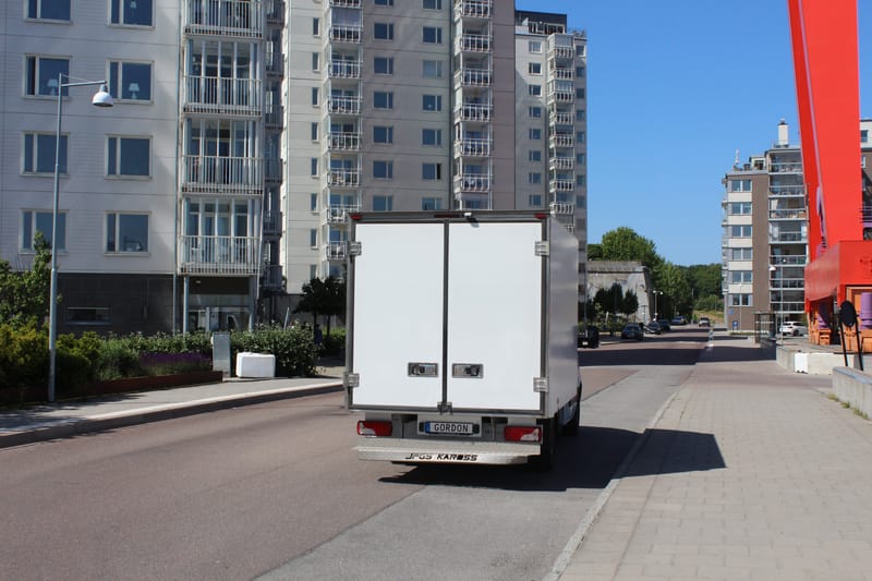 KVC Express kassevogn under kørsel ved boligområder til privatlevering